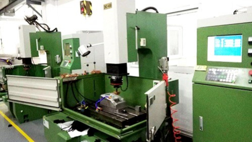 東莞新志星與鼎拓數(shù)控簽訂火花機采購合同